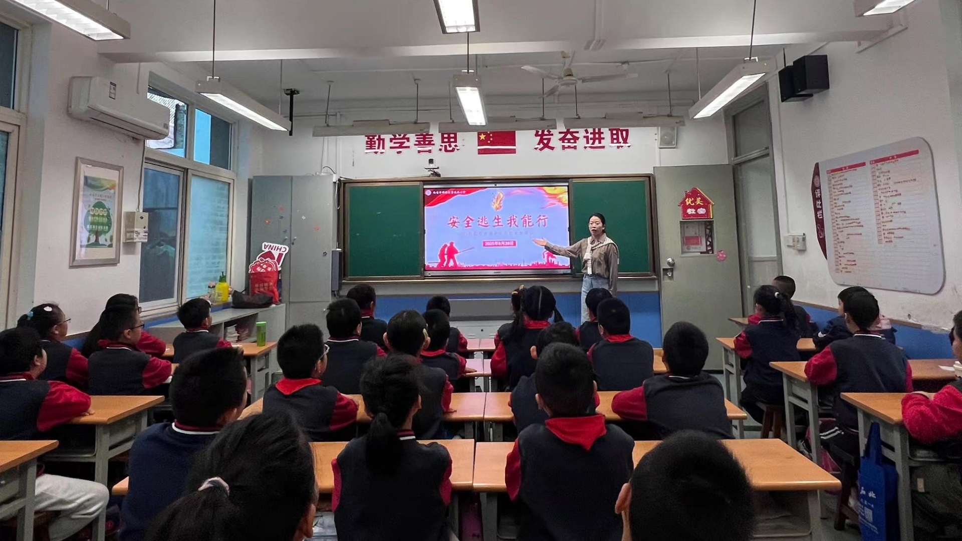 <b>3分15秒全员疏散！碑林区景龙池小学消防演练淬炼“逃生硬本领”</b>