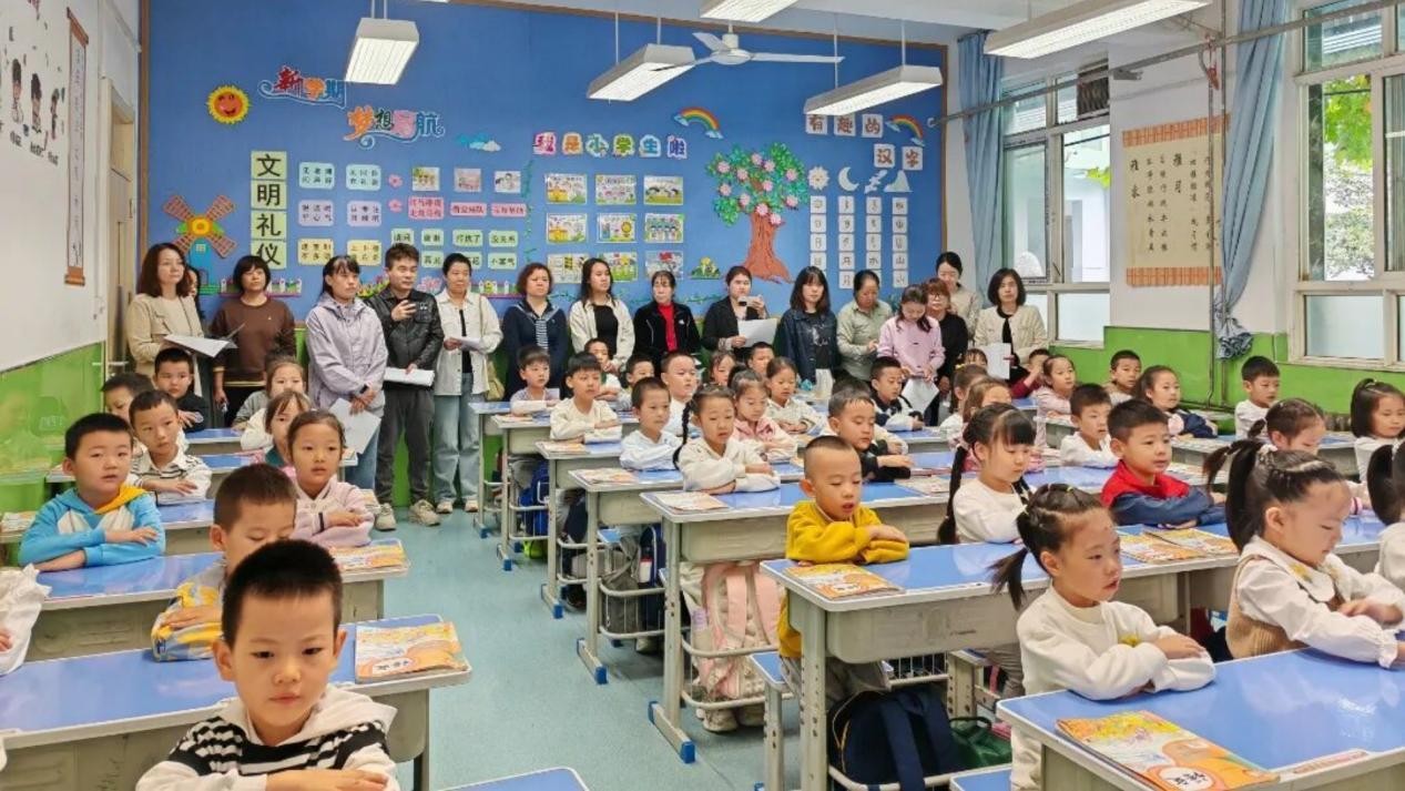 <b>西安市灞桥区东城二小萌娃展新姿 家校共育扣好人生第一扣</b>
