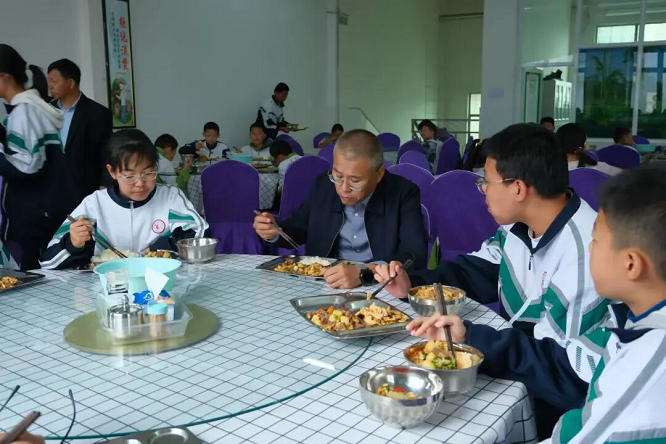 <b>榆林市靖边县委副书记、县长王剑飞调研县二中校园安全和食品安全工作</b>