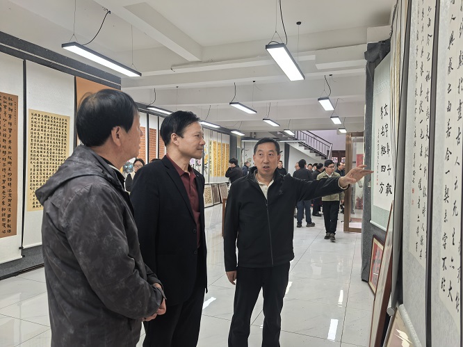 <b>商洛市洛南县：迎国庆张乾翰、牛莹师生书画作品展开展    </b>
