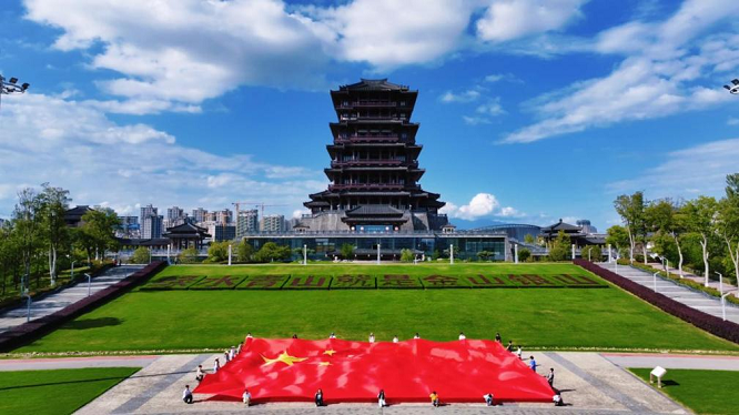<b>满城中国红，赤诚爱国情 汉中街头洋溢着浓郁的国庆氛围</b>