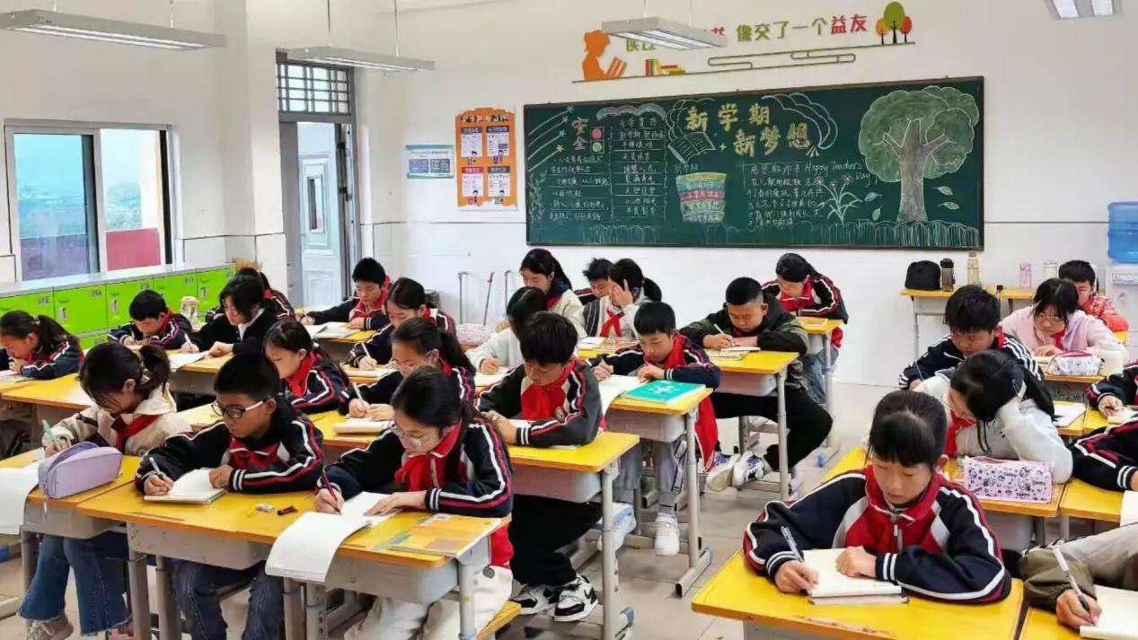 灞桥区东李小学六年级开启追“光”之旅 多元“光”影绘就成长新画卷