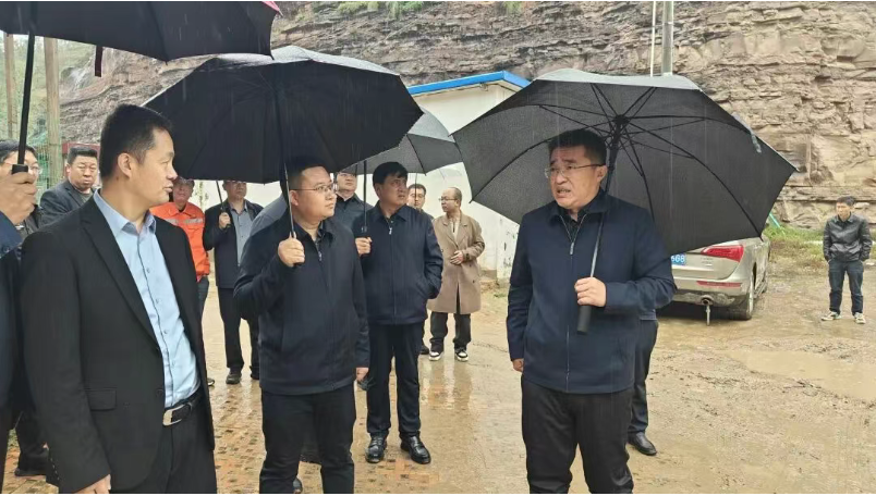 延安市吴起县委副书记、县长张宏江检查地质灾害隐患并召开调