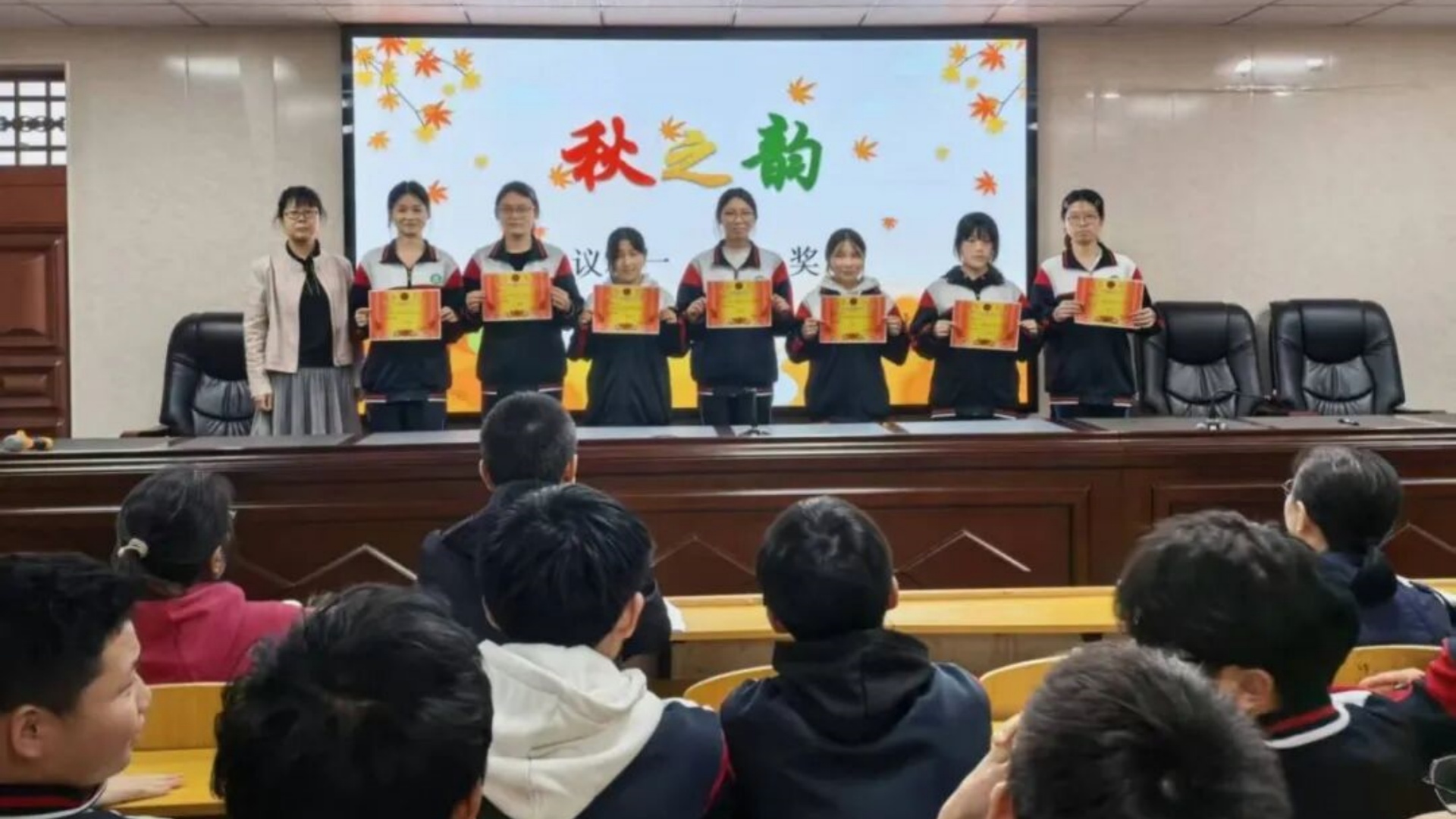 <b>秋意绘卷映槐香 西安市第十九中学初中部“秋之韵”手抄报大赛收官</b>