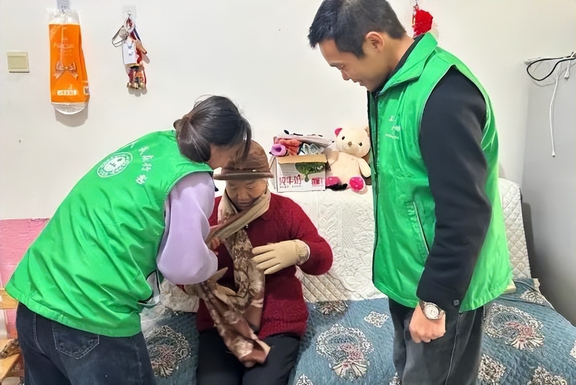 <b>延安市生态环境局宜川分局联合党湾社区开展“情暖重阳”爱心义剪活动</b>