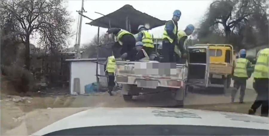 <b>“驾驶室挤5人,车厢里猫着9个!” 延安一货车变“客车”被查处</b>