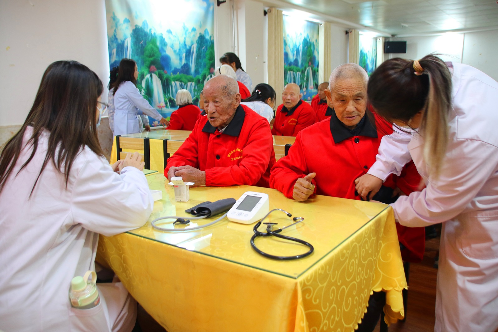 <b>延安市富县:敬老活动暖人心 齐聚一堂话温情</b>