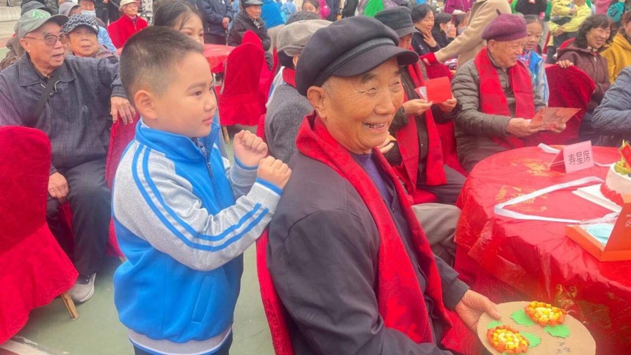 <b>灞桥区热电小学重阳节社区敬老活动：童心敬老暖重阳 社区传情送安康</b>