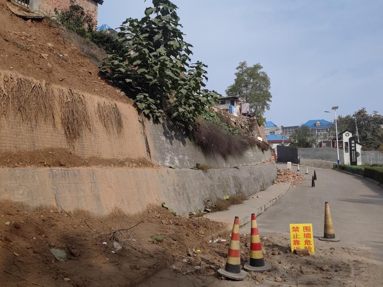 <b>铜川耀州一村口护坡土方滑塌 半月未修复存通行隐患</b>