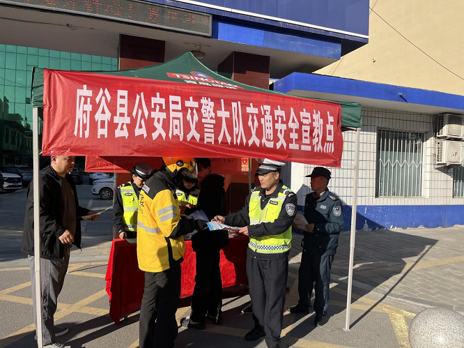 <b>府谷交管“马路学堂”开讲！让交通安全宣传“活”起来  </b>