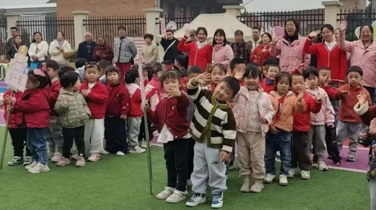 森呼吸，趣徒步 灞桥区席王街道中心幼儿园亲子家庭共赴秋日之