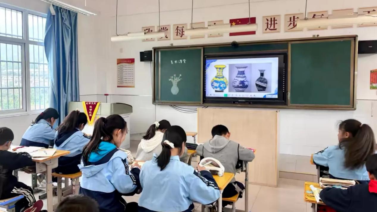 灞桥区东李小学“童趣瓷语”美术活动：AI赋能童趣创意落地成