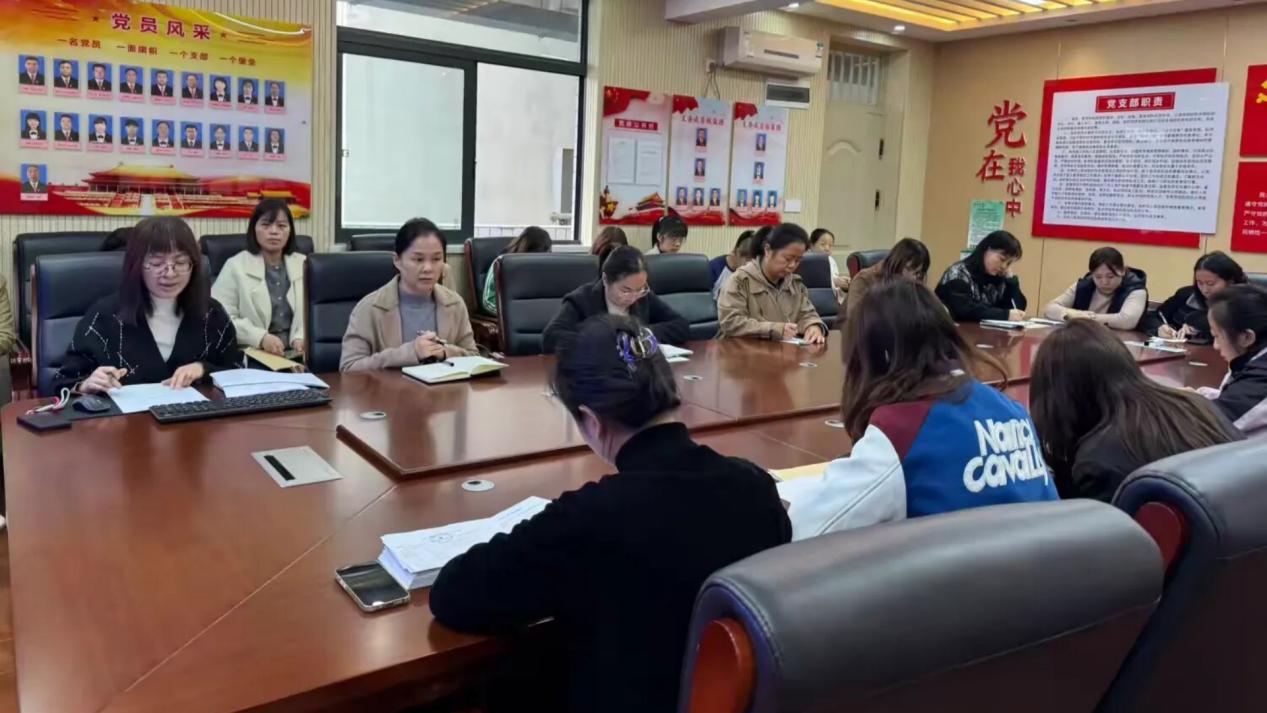 灞桥区席王中心小学消防应急疏散演练：拉起心中防火线 筑起校园安全墙