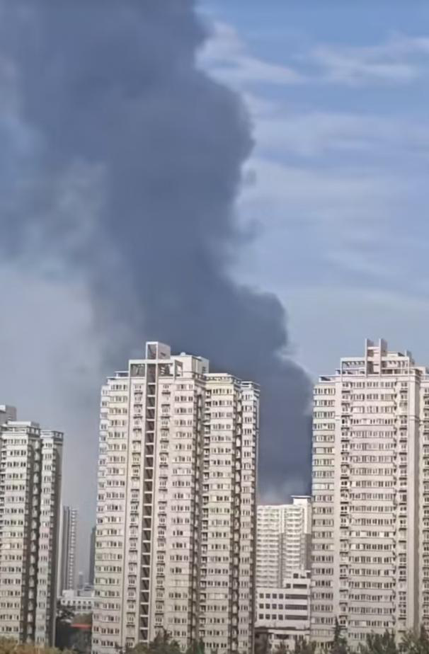 <b>西安小寨居民楼顶突发火灾伴爆炸声  社区回应：明火已扑灭无伤亡</b>