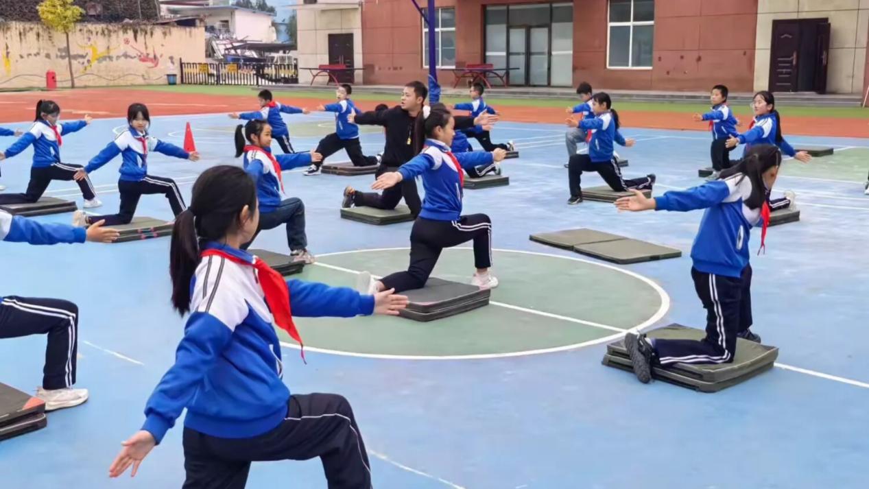 <b>教研员精准把脉开良方 西安市灞桥官厅小学体育课堂提质又增效</b>