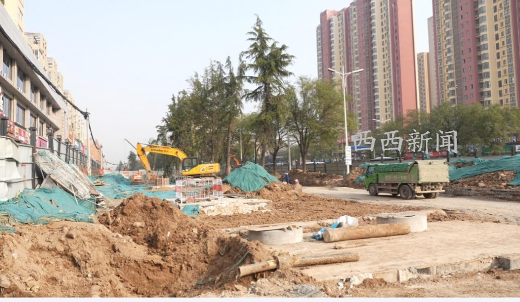 <b> 咸阳世纪大道施工围挡1年多，出行不便几时拆</b>