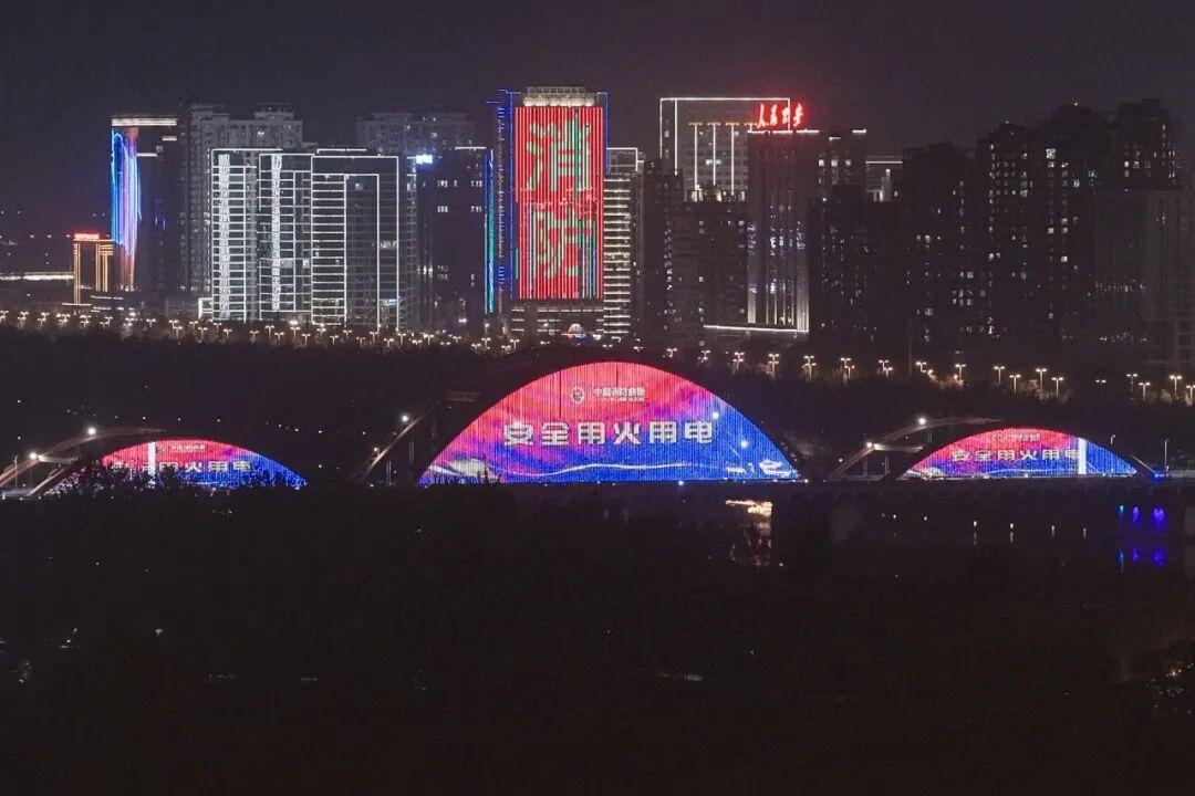 <b>山西各地全城“亮屏”，让消防安全知识随光入心</b>