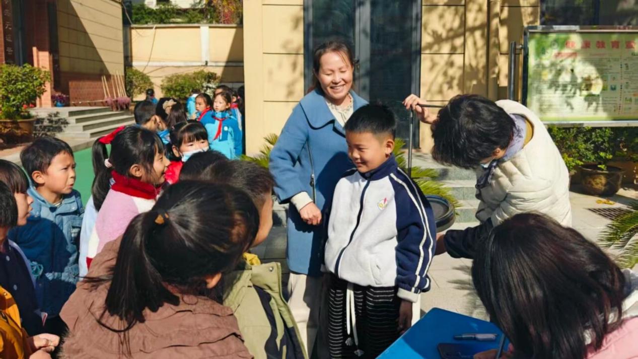 灞桥区热电小学2025达标运动会：少年赛场竞速 科学监测成长