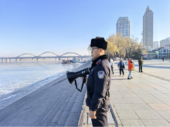 <b>哈尔滨市公安提示：远离未稳冰面，安全才是冬季最美风景</b>