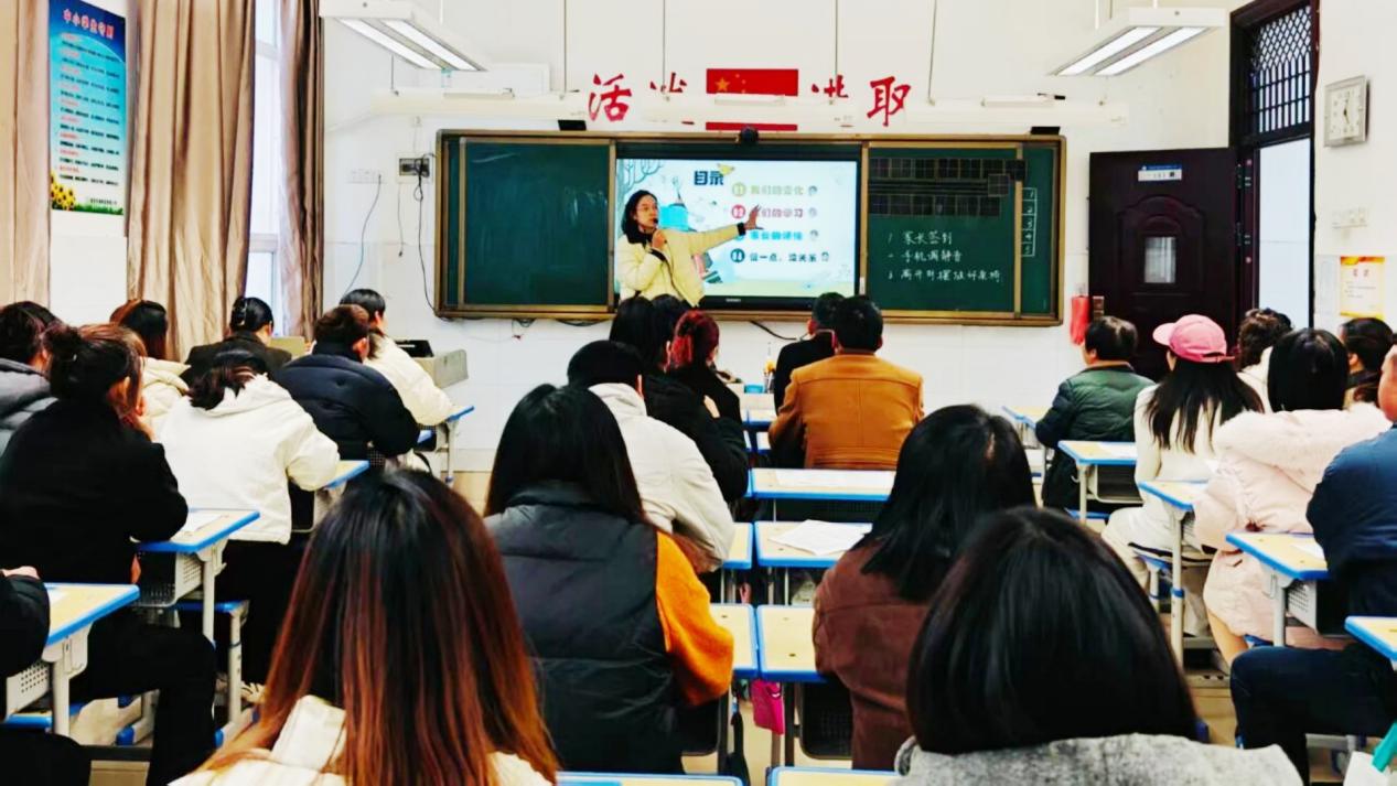 <b>家校共育促成长 灞桥区热电小学期中家长会构建协同育人新格局</b>