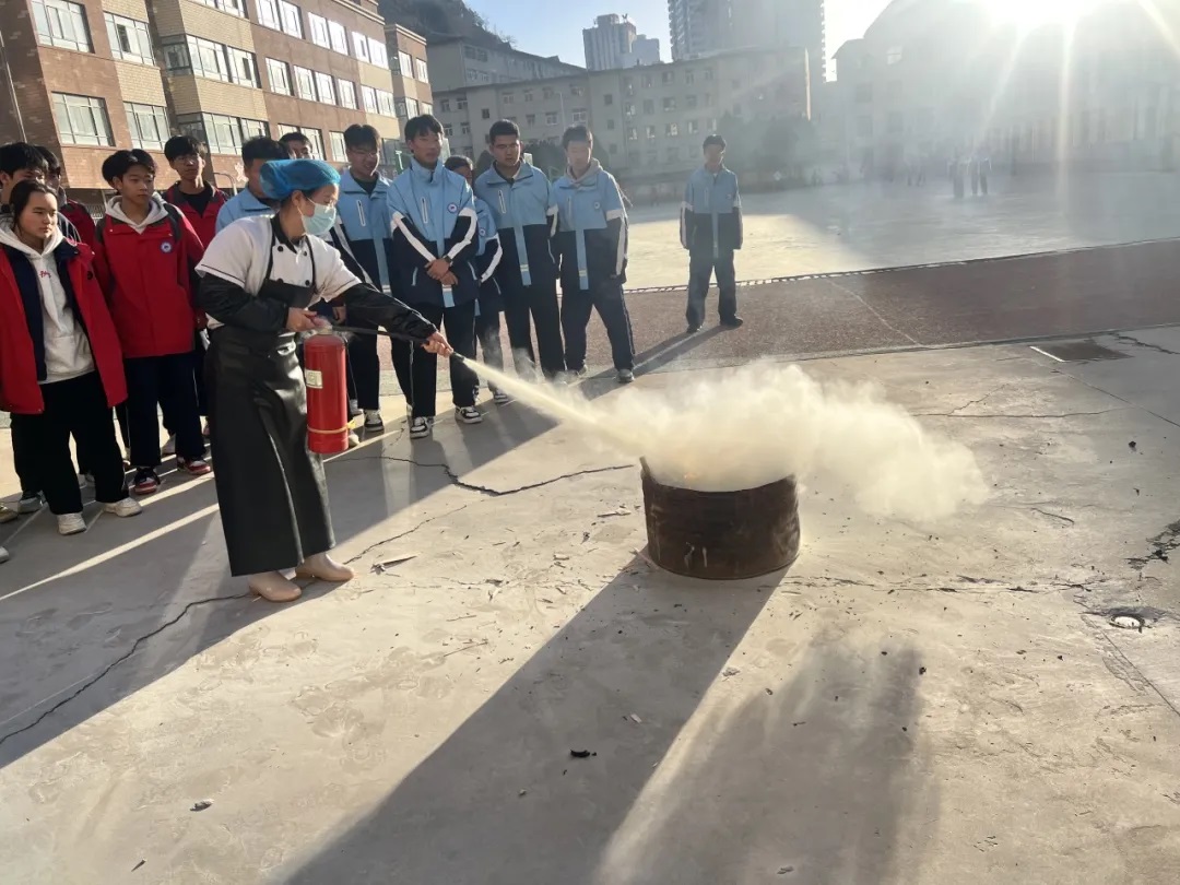 <b>延安市新区高级中学教育集团第二中学校区开展消防安全逃生疏散演练</b>