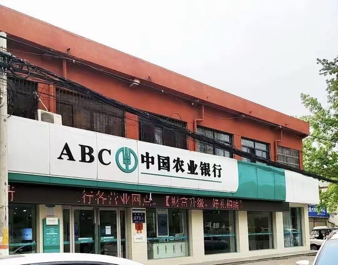 <b>河南一男子银行取款170万门口遭抢劫致重伤 银行安保措施引发争议</b>