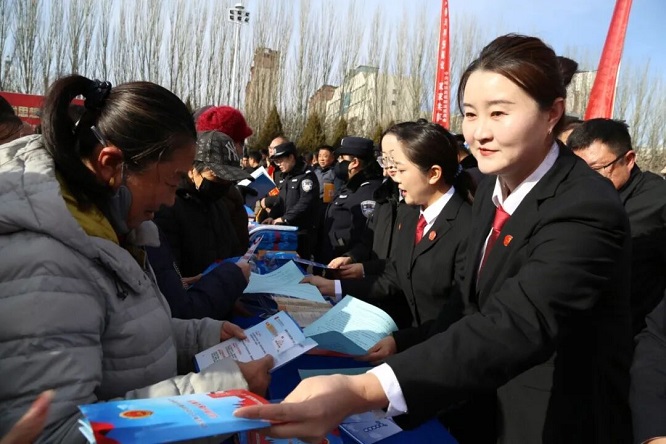 榆林市靖边县人民法院参加“12·4”国家宪法日暨平安靖边建设