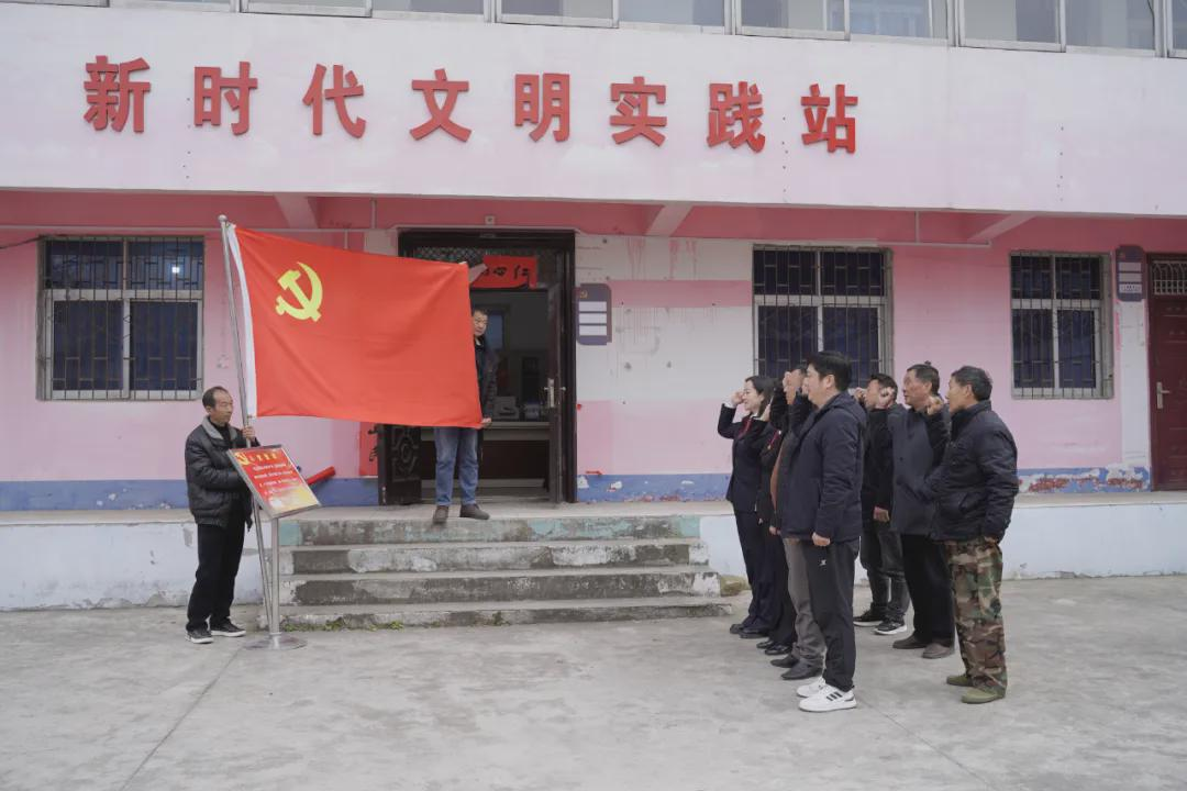 <b>河南省信阳市浉河区人民法院赴集云村开展支部联支部主题党日活动</b>