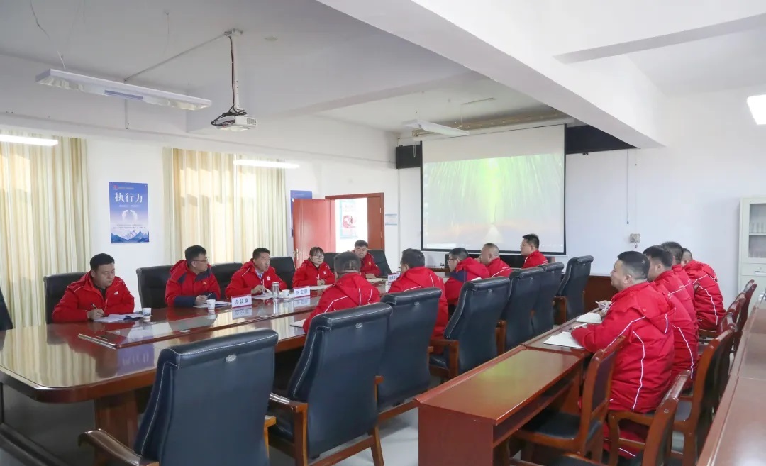 <b>延长油田定边采油厂厂长张宏鹏深入一线开展调研慰问工作</b>