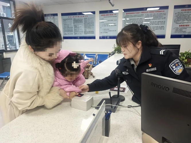 <b>日均受理90件！榆林市靖边县公安出入境“硬核”应对办证高峰</b>