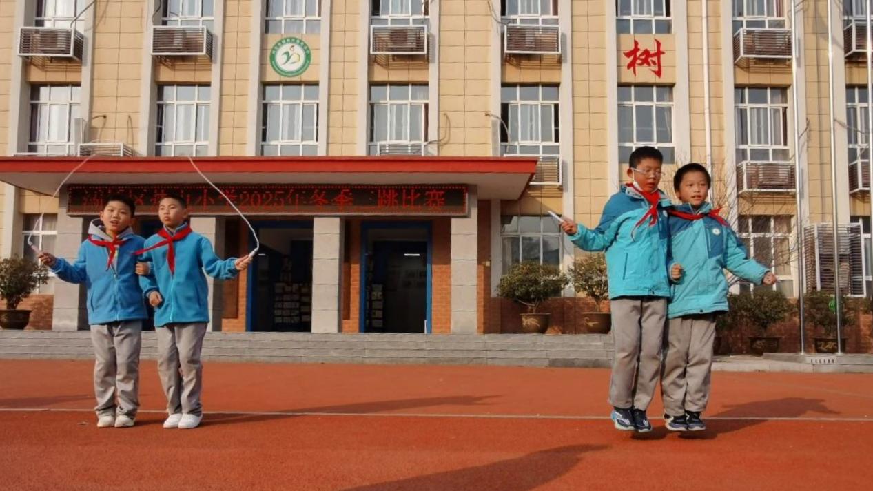 西安市灞桥区热电小学“三跳”比赛：绳舞毽飞展童心风采