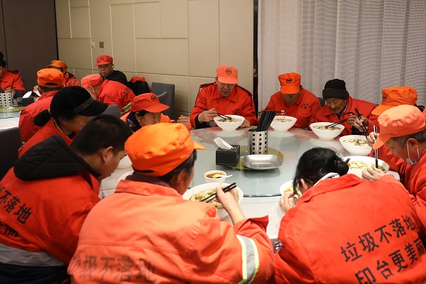 铜川市印台区一酒店连续十年为环卫工人送上“暖心饺子”