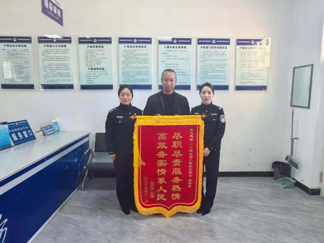 <b>靖边县公安局镇靖派出所：群众的事再小也是大事   </b>