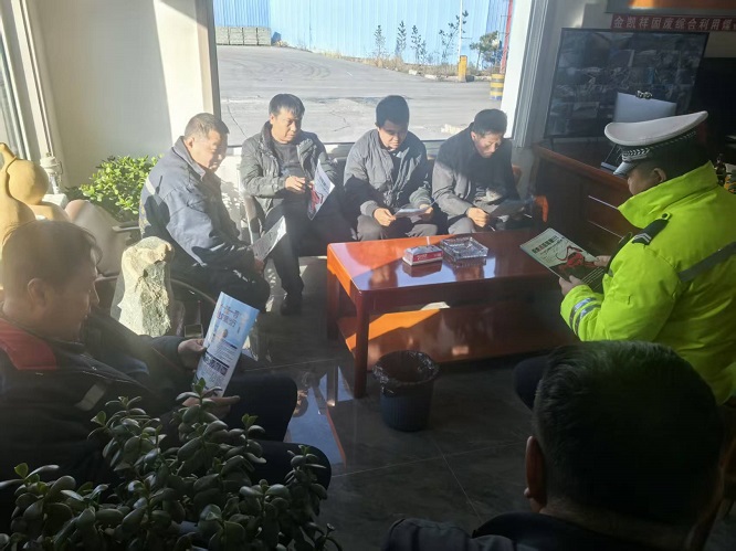 <b>府谷公安局交通管理大队清水中队：“四进”重点场所 筑牢冬季交通安全防线</b>