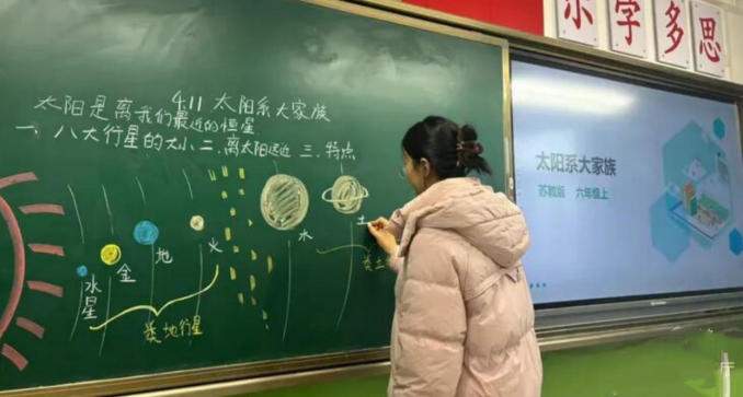 灞桥区官厅小学六年级开展“指尖漫游太阳系”科普主题活动