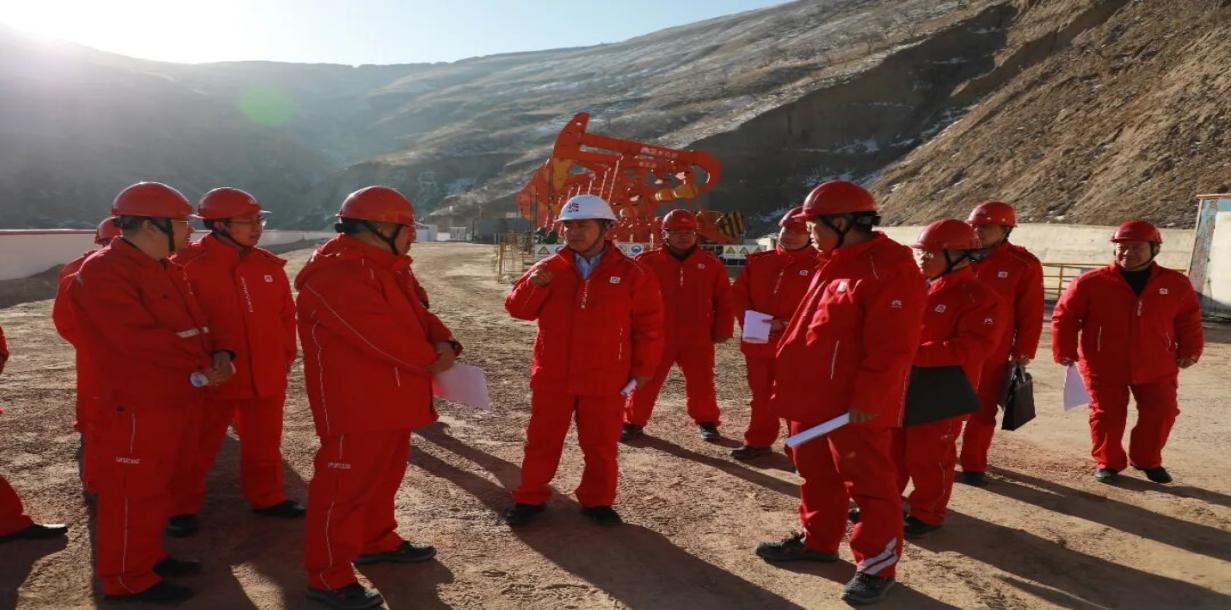 <b>延长油田靖边采油厂厂长薛涛深入一线开展成本管控工作专题调研</b>