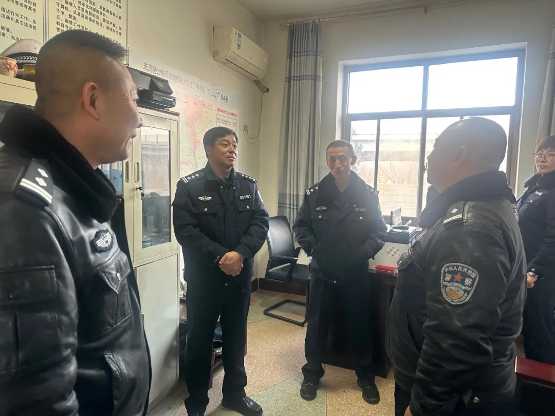 <b>榆林市米脂县公安交警深入王沙沟中队推进“枪酒密”专项整治</b>