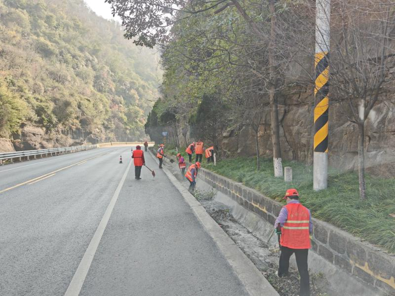 <b>汉中市宁强县公路段多措并举除尘降霾保蓝天</b>