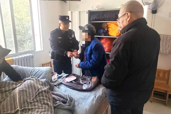 <b>安康市紫阳县高桥镇派出所：耄耋翁失款心急切 暖心警寻回解民忧</b>