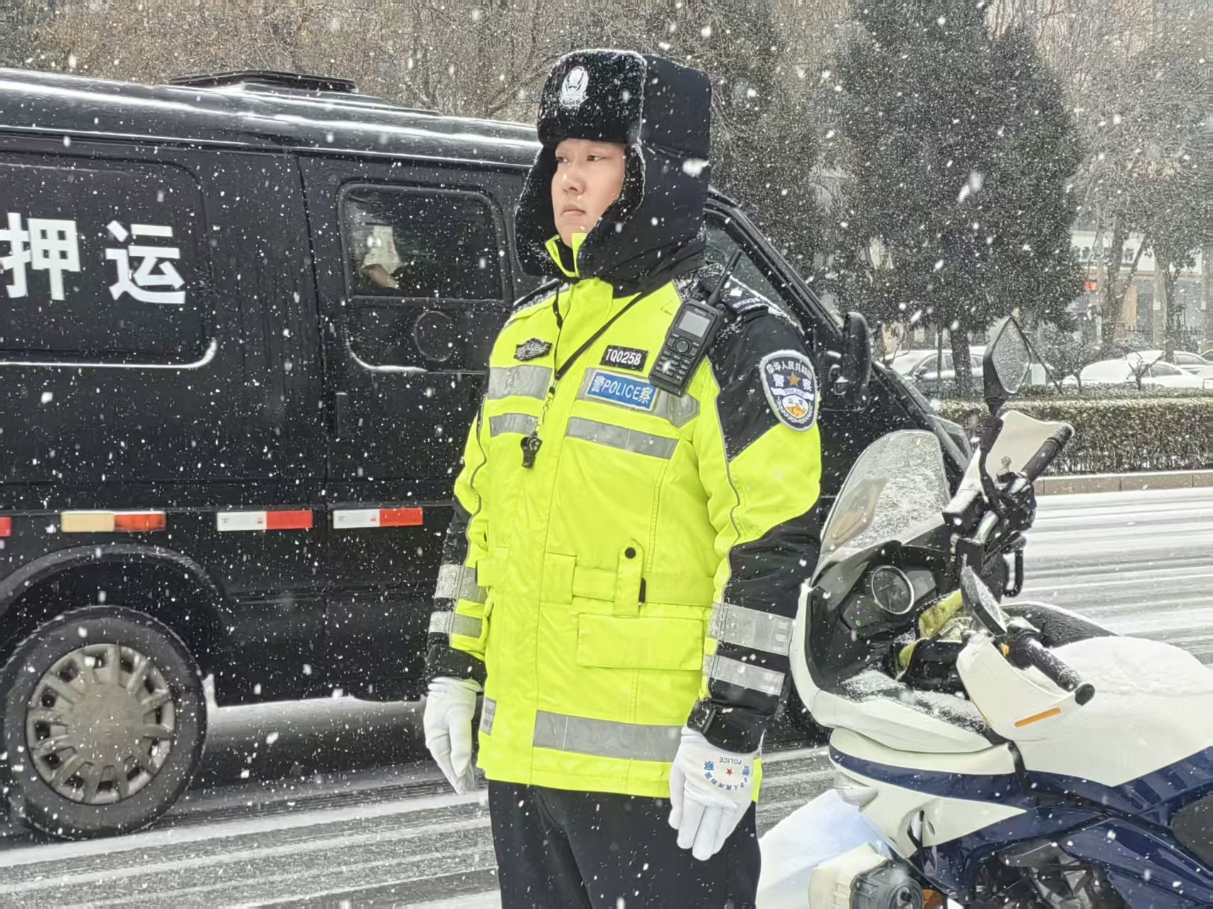 <b>河南商丘交警斗严寒 战风雪 保路畅 呈现雪中最美“警”色</b>