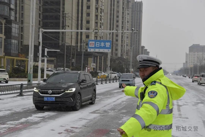<b>以雪为令！河南柘城公安奋战一线护群众出行安全   </b>