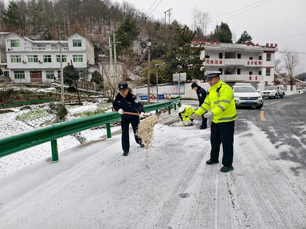 安康市紫阳县：风雪砺精兵 坚守保畅通