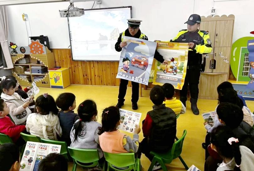 西安经开交警走进校园送上寒假“安全礼包”