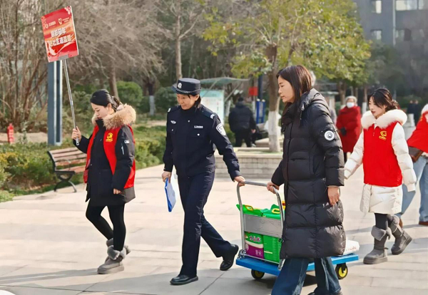 <b>西安经开公安：暖心服务进社区 情系居民送温情</b>