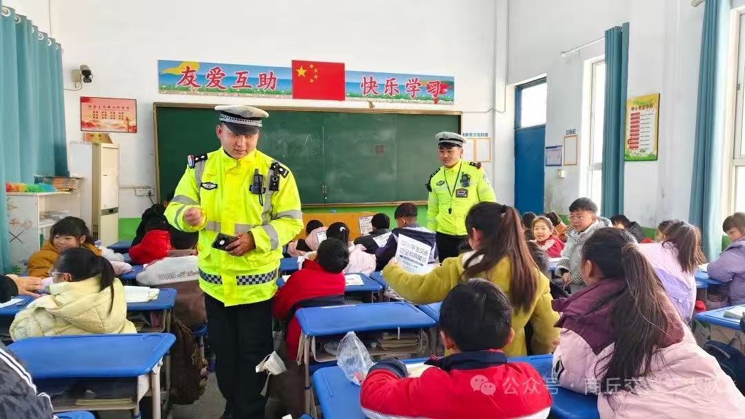 <b>河南商丘交警持续开展冬季交通安全宣传 绷紧安全弦 护航暖冬路</b>