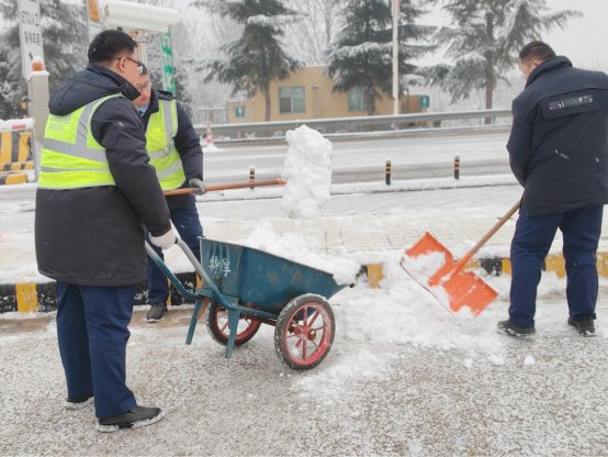 <b>山西省运城市王显收费站除雪保畅服务司乘纪实</b>