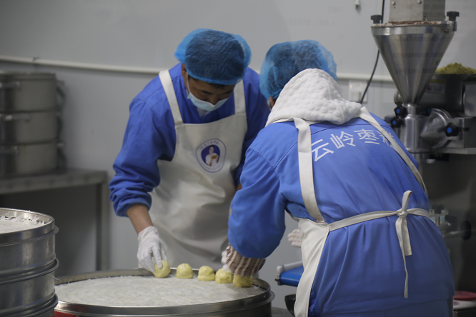 <b>家门口的“致富车间”：子长市社区工厂托起群众稳稳幸福</b>