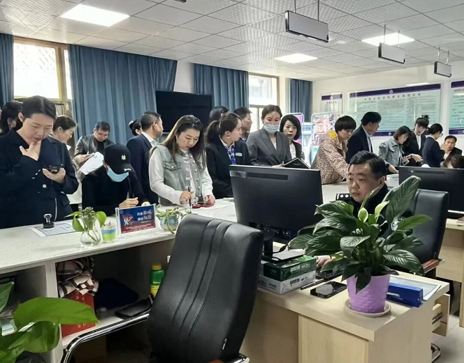 <b>“小窗口”巧解“大流量”——靖边公安出入境“三招妙手”护航春节出境热</b>