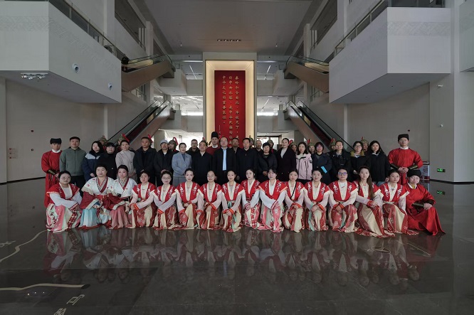 秦岭博物馆：秦博古器映新春 骏马携福启新程  