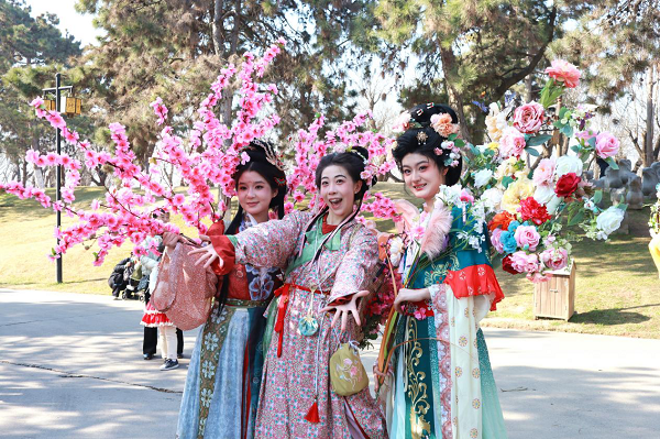 <b>过春节 到唐苑！西安近20万株郁金香正绚烂</b>